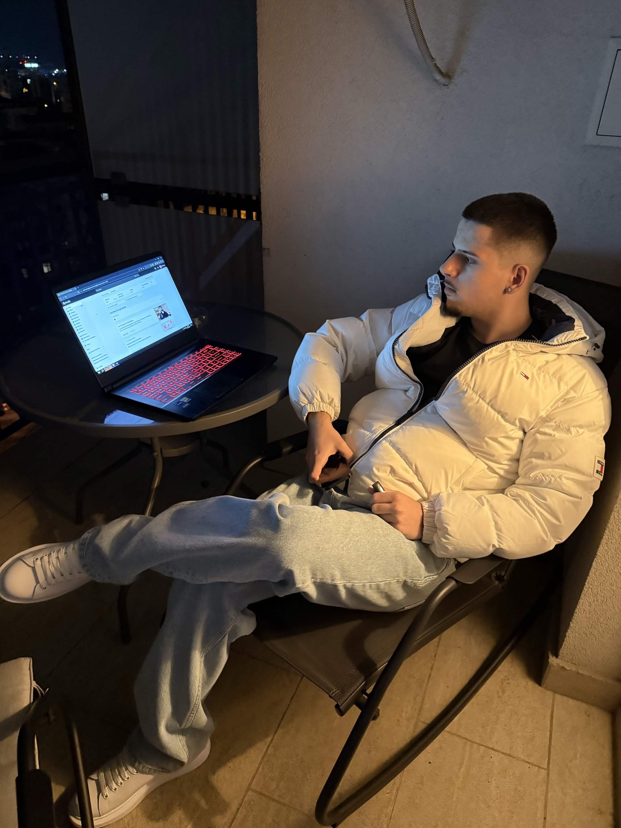 Grădinariu Denis, fondatorul NovsyMedia, lângă laptop